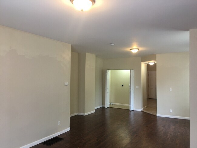 Building Photo - 3001 Miami St