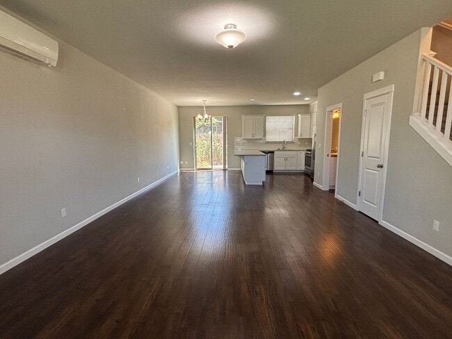 Building Photo - HALF-MONTH FREE!! Modern Townhome Available in Wilsonville