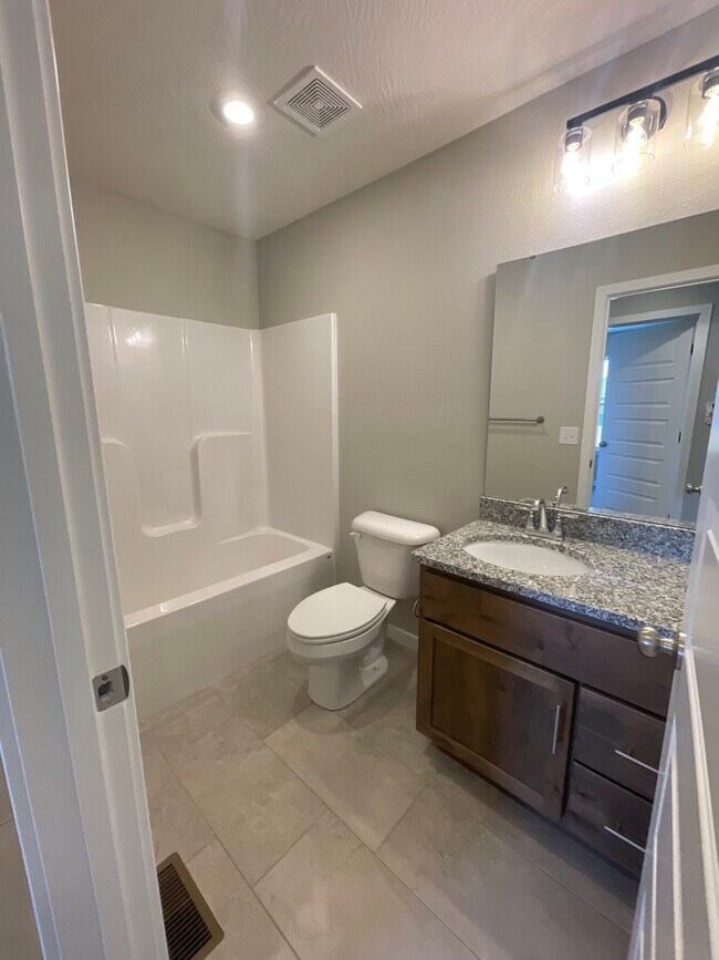 Building Photo - 692 N Jozlynn Ave