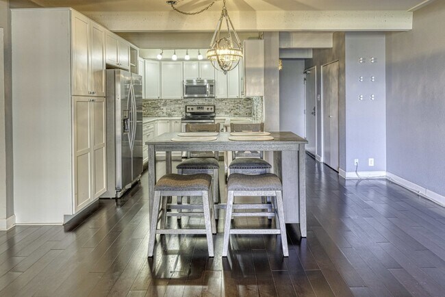 Building Photo - Luxurious 2 Bed, 2 Bath Condo with Stunning Views in Governor's Park!