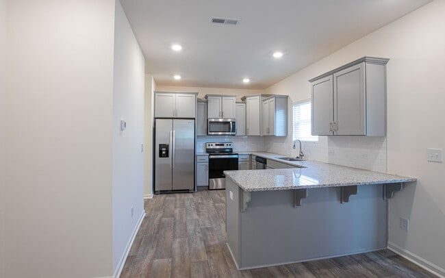 Building Photo - 3 br 2.5 ba townhome with 1 car garage Rea...