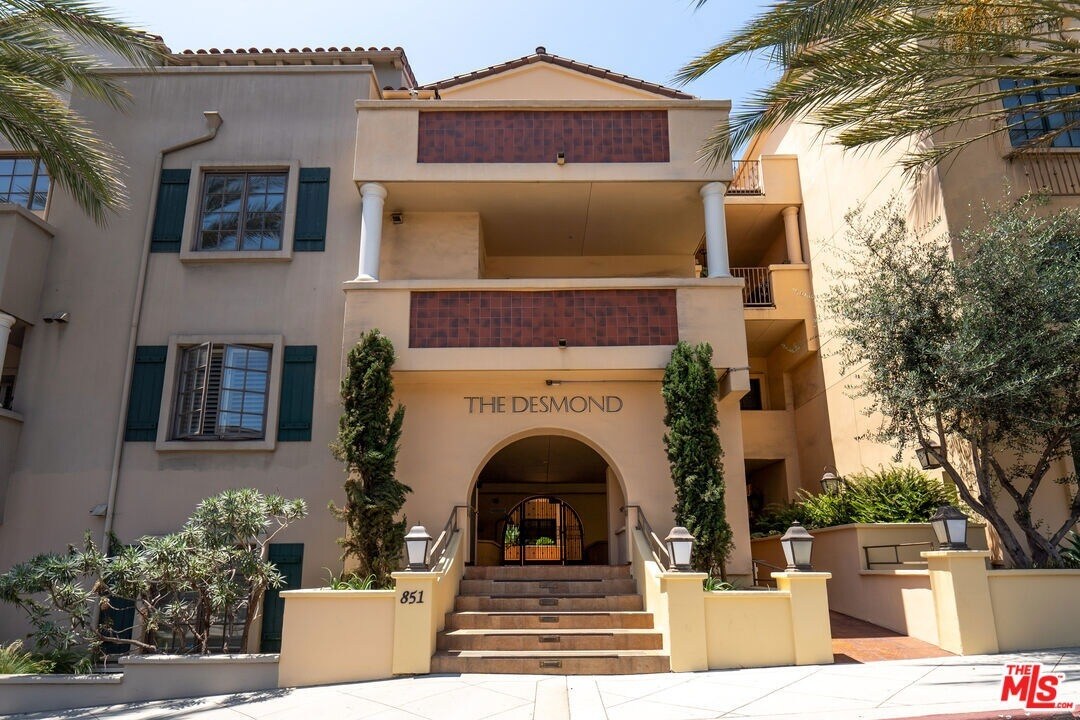 Building Photo - 851 N San Vicente Blvd