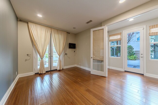 Building Photo - 935 Heron Cir