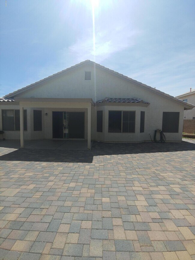 Building Photo - 1110 W Raven Dr