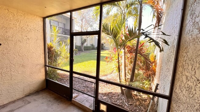 Building Photo - 1/1 Ready for Move In! Heart of Orlando Gated Community with Amenities!