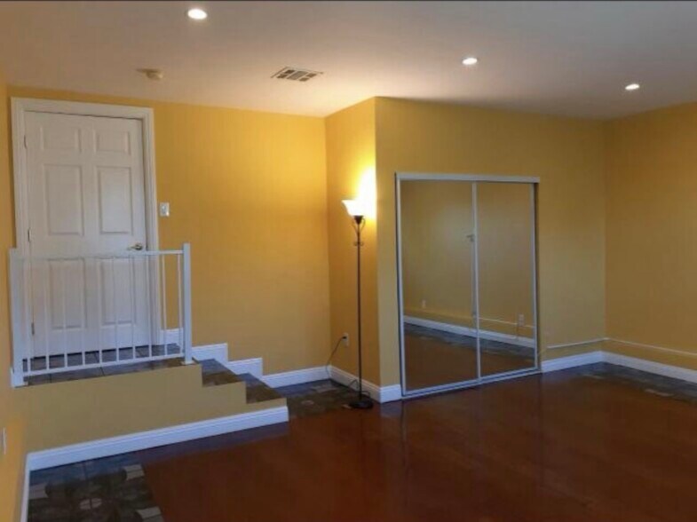Building Photo - 5115 Canoga Ave