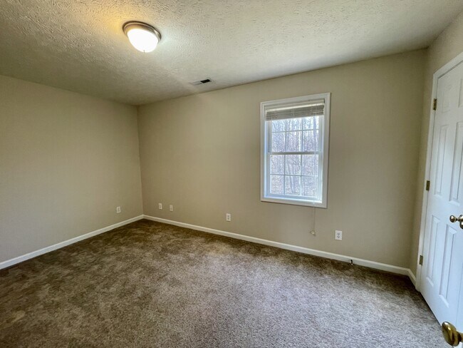 Building Photo - 125 Primrose Ln