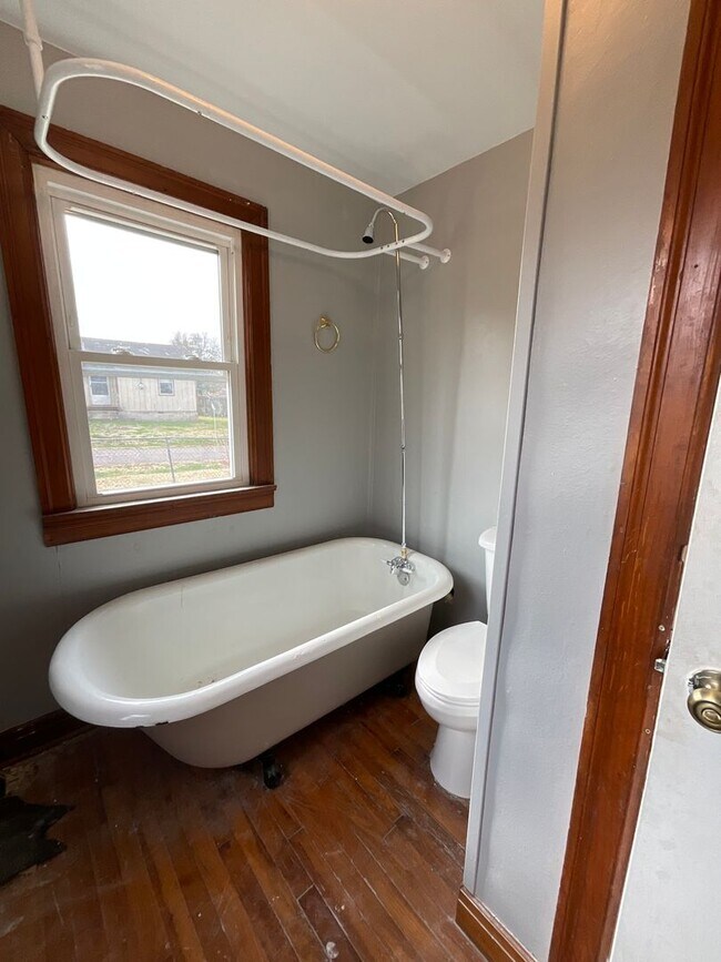 Building Photo - 2 bedroom/1 bath house for rent