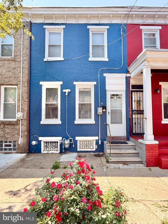Building Photo - 570 Line St