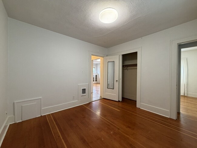 Building Photo - 7333 N Fenwick Ave