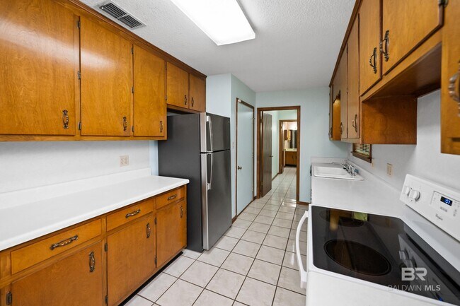 Building Photo - 18050 Steele Dr