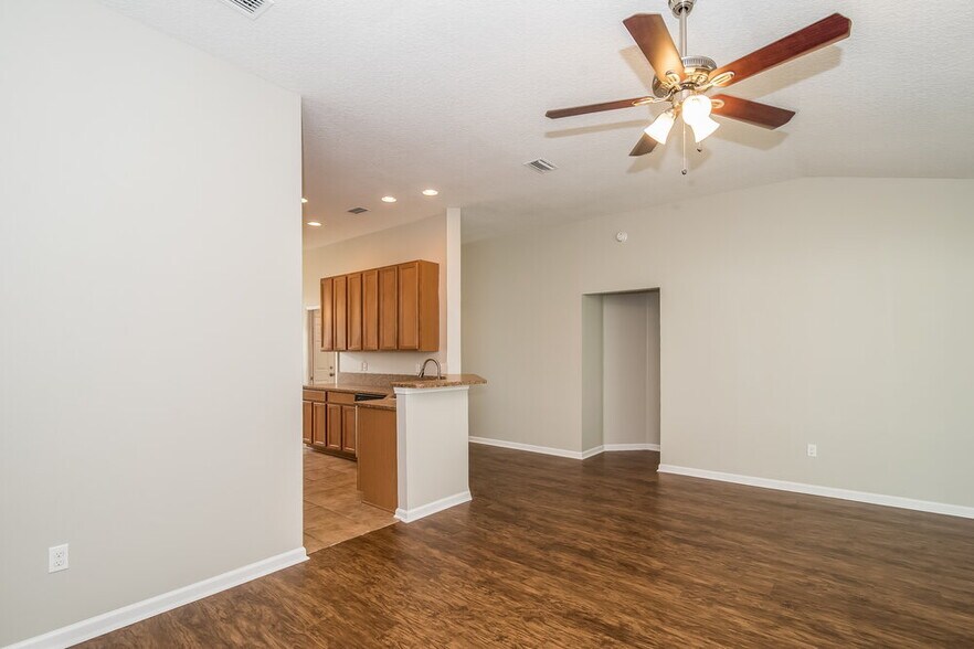 Building Photo - 303 Sanwick Dr