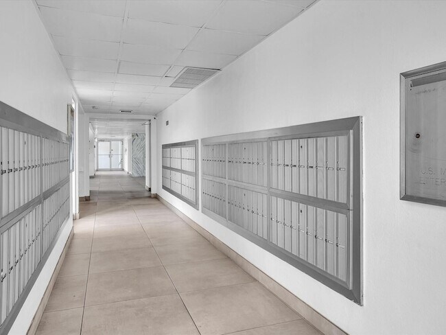 Building Photo - 401 Golden Isles Dr