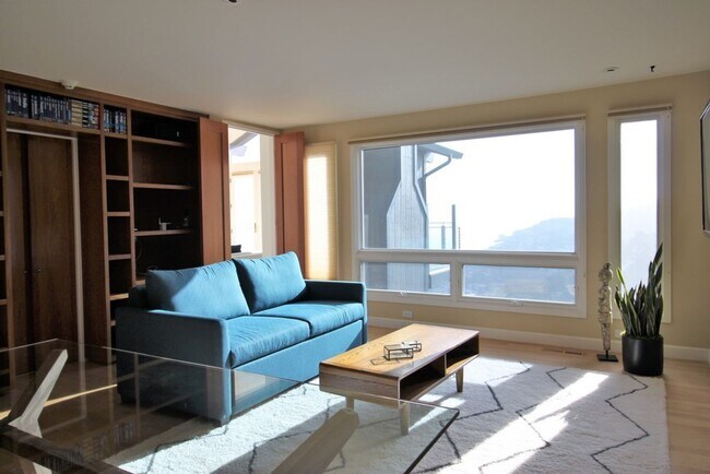 Building Photo - Beautiful Home w/ Stunning Views from Ever...