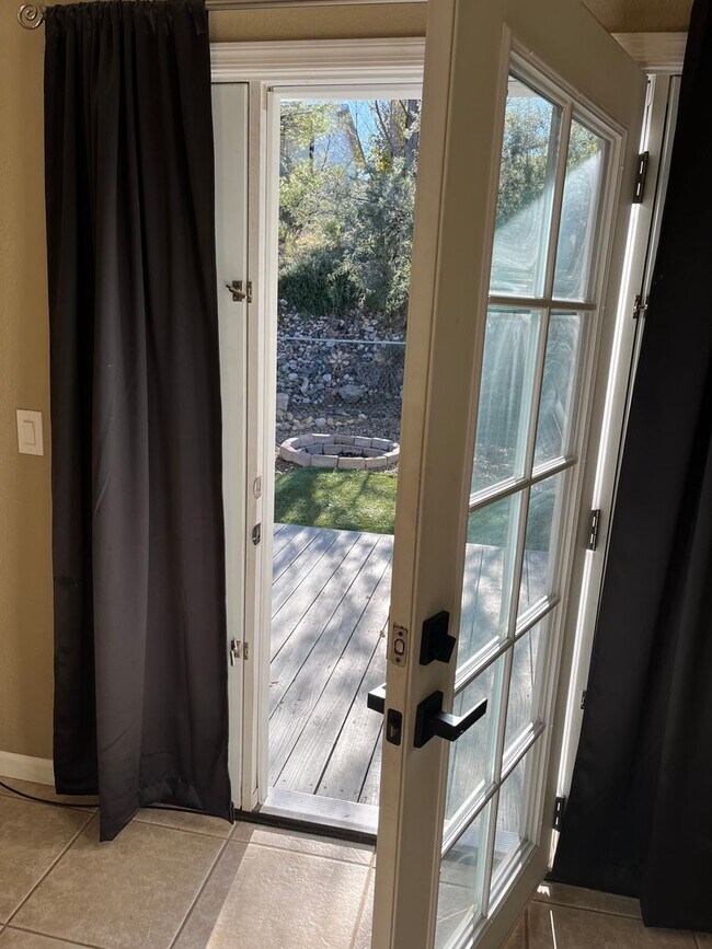 Building Photo - Modern, updated 3B/2B with fenced yard and sun room in Cottonwood