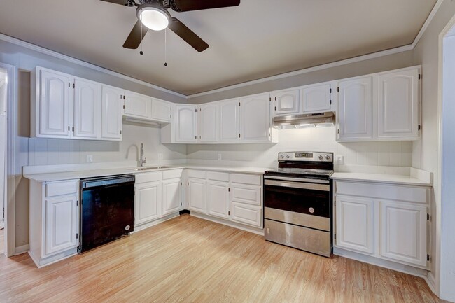 Building Photo - 4 Bedroom Available Now!