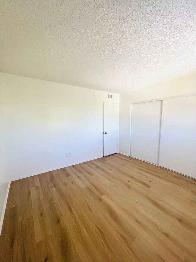 Building Photo - 807