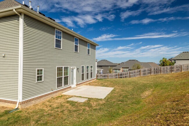 Building Photo - Maryville 37801 - 4 bedroom, 2.5 bath home...