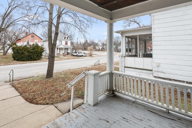 Building Photo - 1321 W 13th St