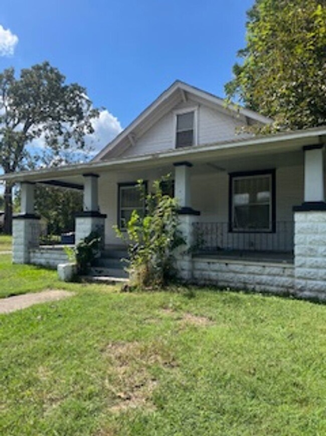 Building Photo - Nice Large Two Bed/One Bath Home/Detached ...