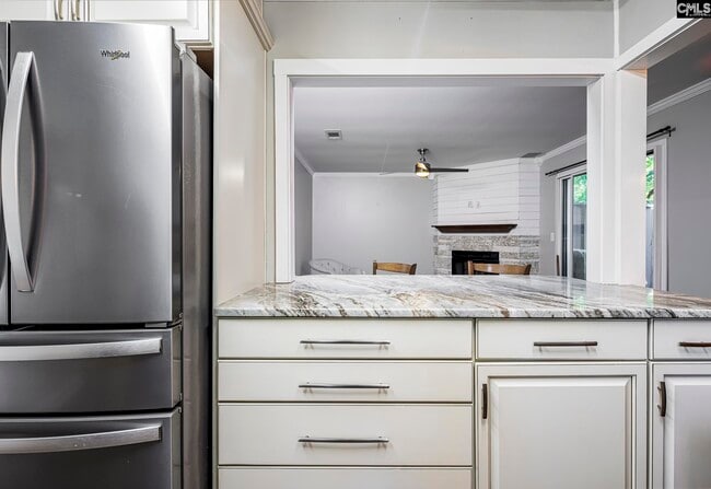 Building Photo - 251 Shoreline Dr