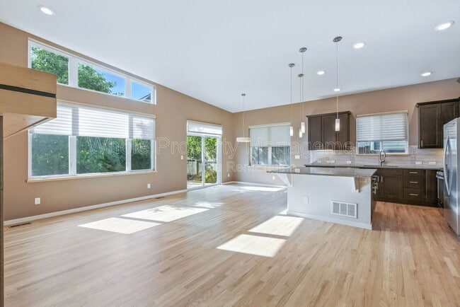 Building Photo - 1821 Blue Star Ln