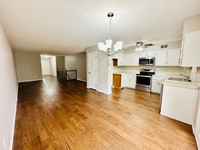 Building Photo - {12311} Spacious Townhome in Desirable OP ...