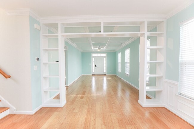 Building Photo - Beautiful Move-In Ready craftsman style home in Norfolk!