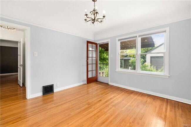 Building Photo - 411 N Vega St