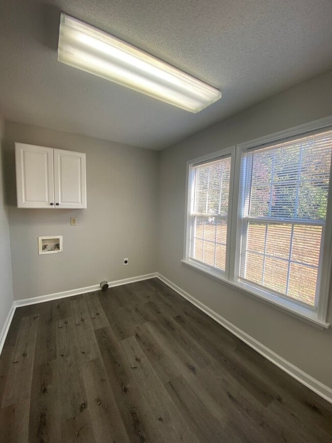 Building Photo - Beautiful 4 Bedroom, 2 Bath House Convenie...