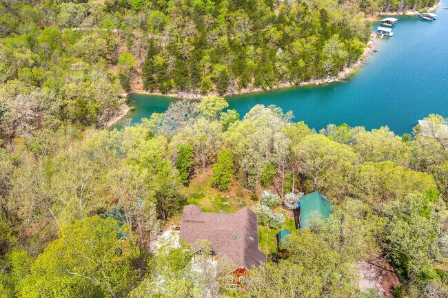 Building Photo - 211 Lakeshore Dr