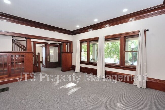 Building Photo - 1015 27th St