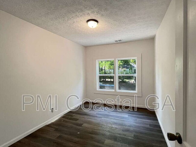 Building Photo - 1121 E 53rd St