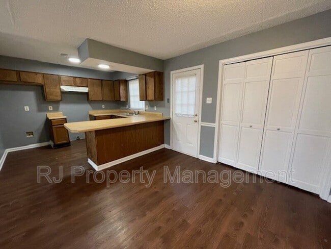 Building Photo - 5560 Blossom Ln