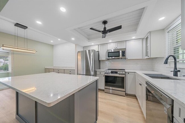 Building Photo - 5865 Tidewood Ave