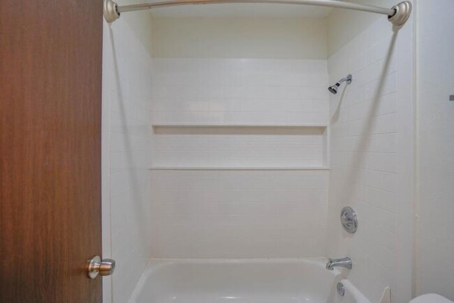 Building Photo - THREE BEDROOM TOWN HOME WITH GARAGE IN HAZEL DELL