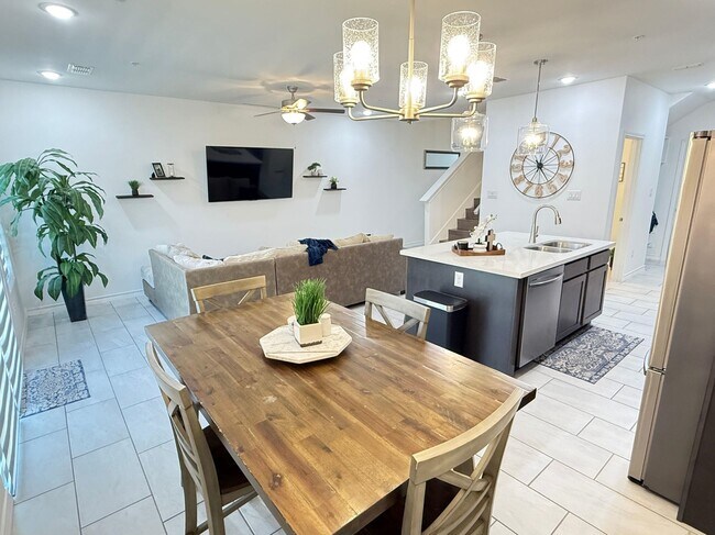 Building Photo - 9916 Kaspar Dr