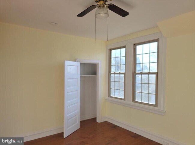 Building Photo - 111 Iona Ave