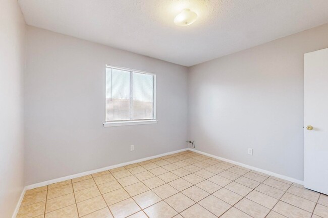 Building Photo - Taylor Ranch 4/BD 2/BA 2/CG