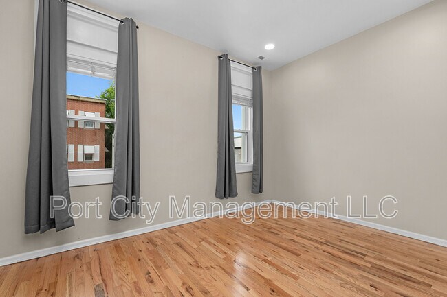 Building Photo - 430 W 23rd St