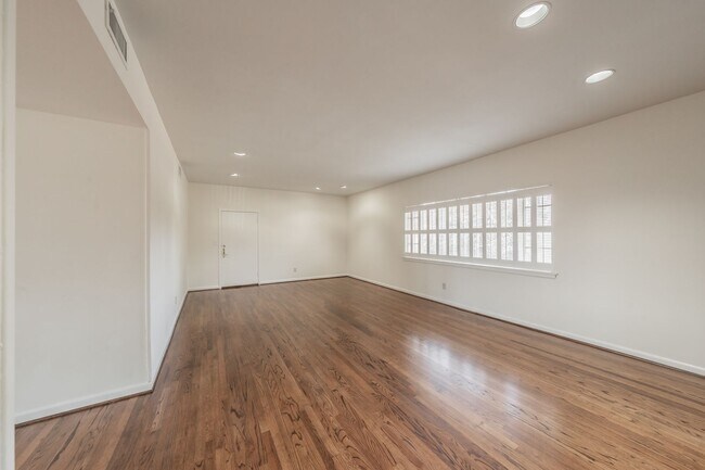 Building Photo - 2-bedroom, 2-bath condo located in the highly desirable Ridglea North neighborhood.