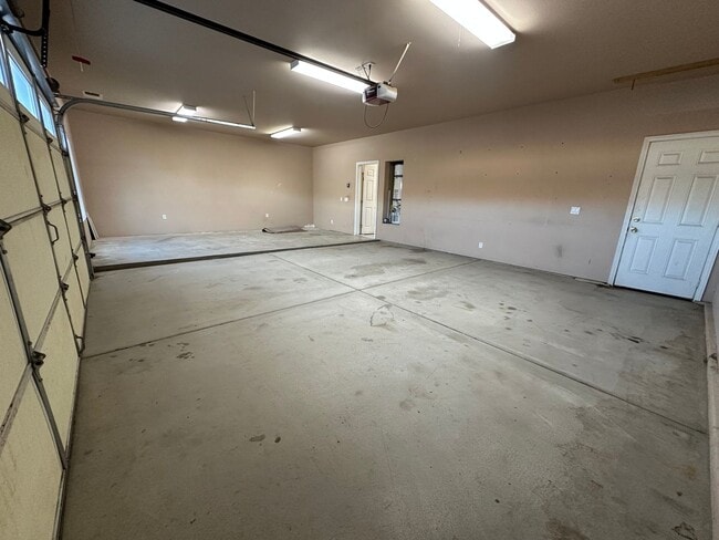 Building Photo - 3 Bedroom home in the beloved Joshua Tree area