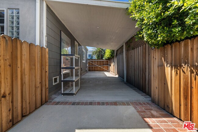 Building Photo - 4814 Lemona Ave