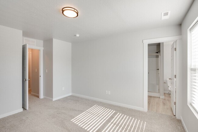 Building Photo - This gorgeous 3 bedroom, 2.5 bath townhome is 1440 square feet of HOME!