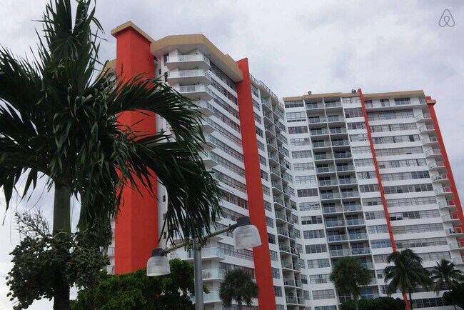 Building Photo - 1351 NE Miami Gardens Dr