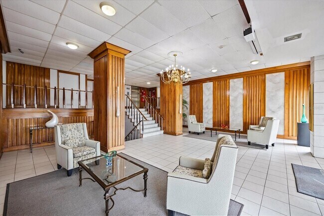 Building Photo - 7200 Sunshine Skyway Ln S