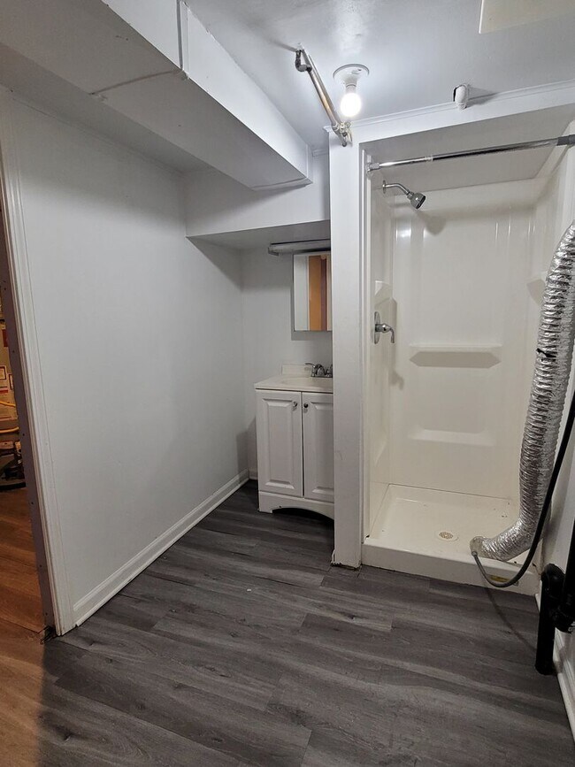 Building Photo - 2 Bedroom House - Available Now!