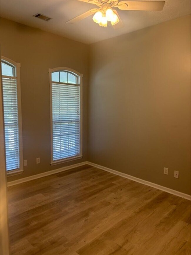 Building Photo - 377 Sandleton Way