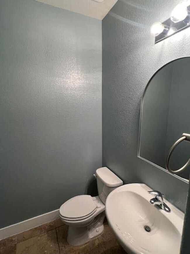 Building Photo - Freshly Painted Larger End Unit Condo for Rent!