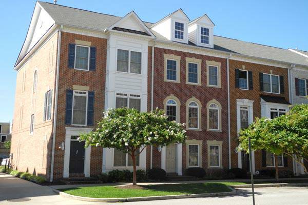 Building Photo - 300 Parkin St